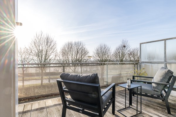 Foto - Te koop: Moderne instapklare drive-inwoning met garage, 3 slaapkamers, balkon met prachtig uitzicht en geheel bestraatte onderhoudsvriendelijke tuin met tuinkamer gelegen aan de rand van Heerlen.